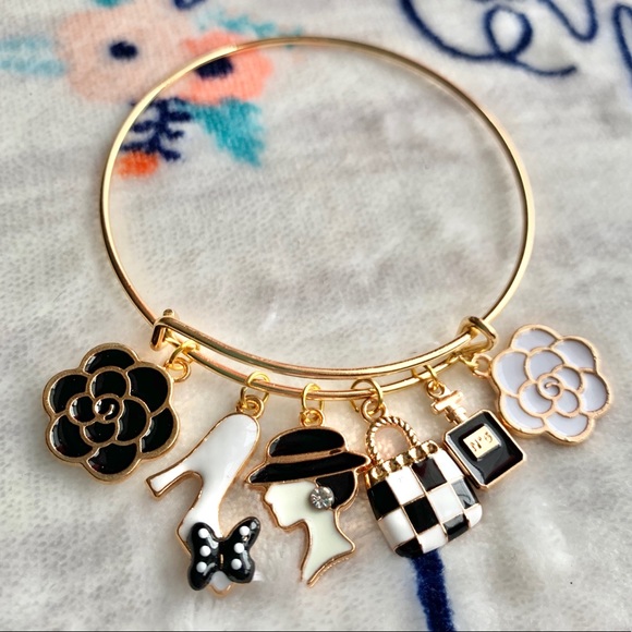 Jewelry - 🖤 Classic Women’s Charm Bracelet 🖤